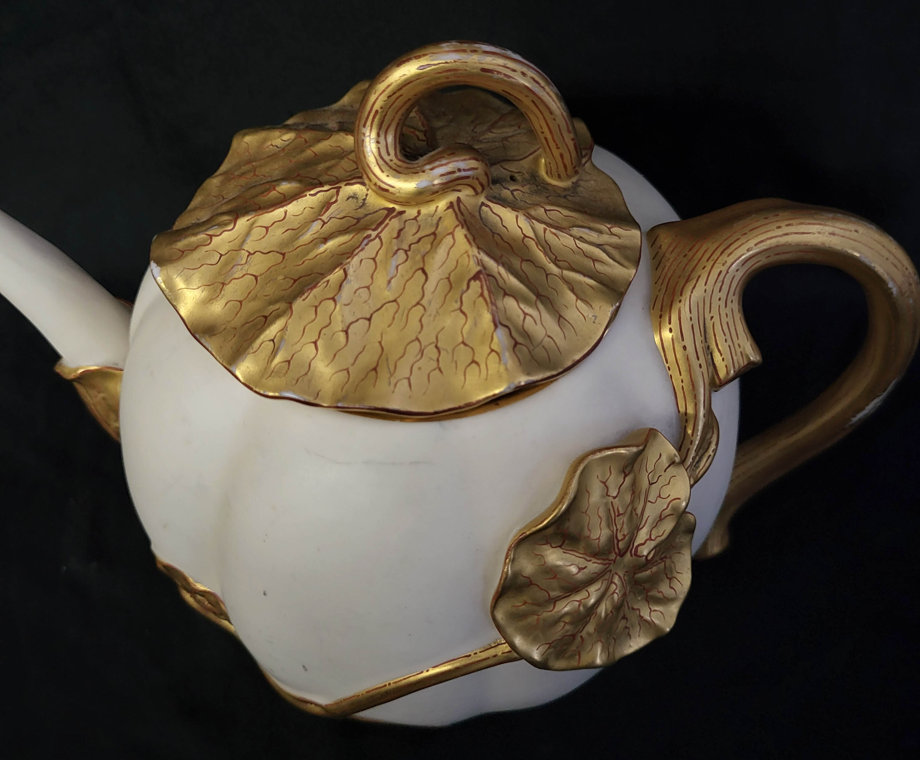 ROYAL WORCESTER, A FINE LATE 19TH CENTURY AESTHETIC MOVEMENT IVORY GLAZED LILYPAD TEAPOT The body - Image 4 of 15