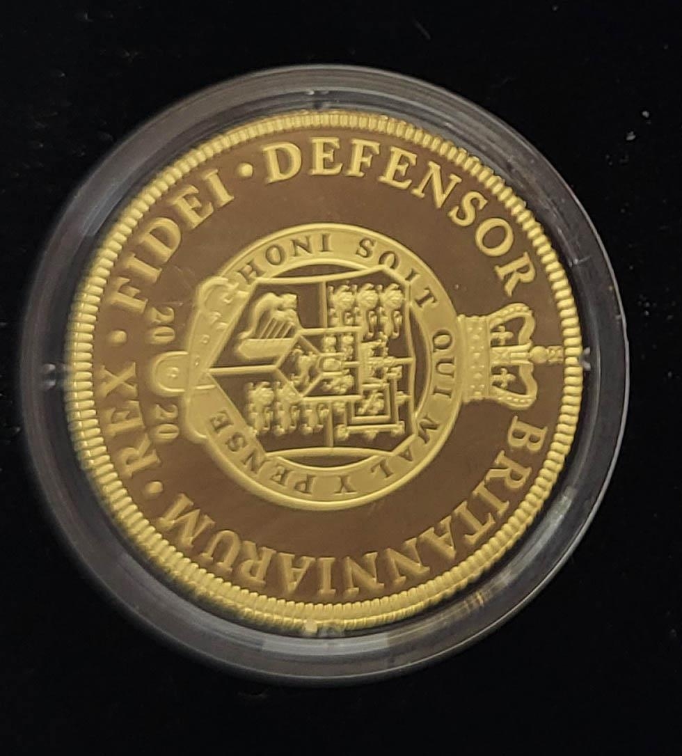 A 22CT GOLD 'EAST INDIA COMPANY' MILITARY GUINEA PROOF COIN, DATED 2020 With St. Helena coin - Image 3 of 5