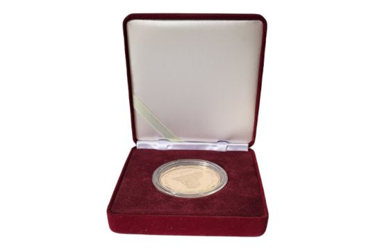 UNITED ARAB EMIRATES, A 22CT GOLD COMMEMORATIVE PROOF COIN, DATED 1990 In commemoration of the - Image 1 of 5