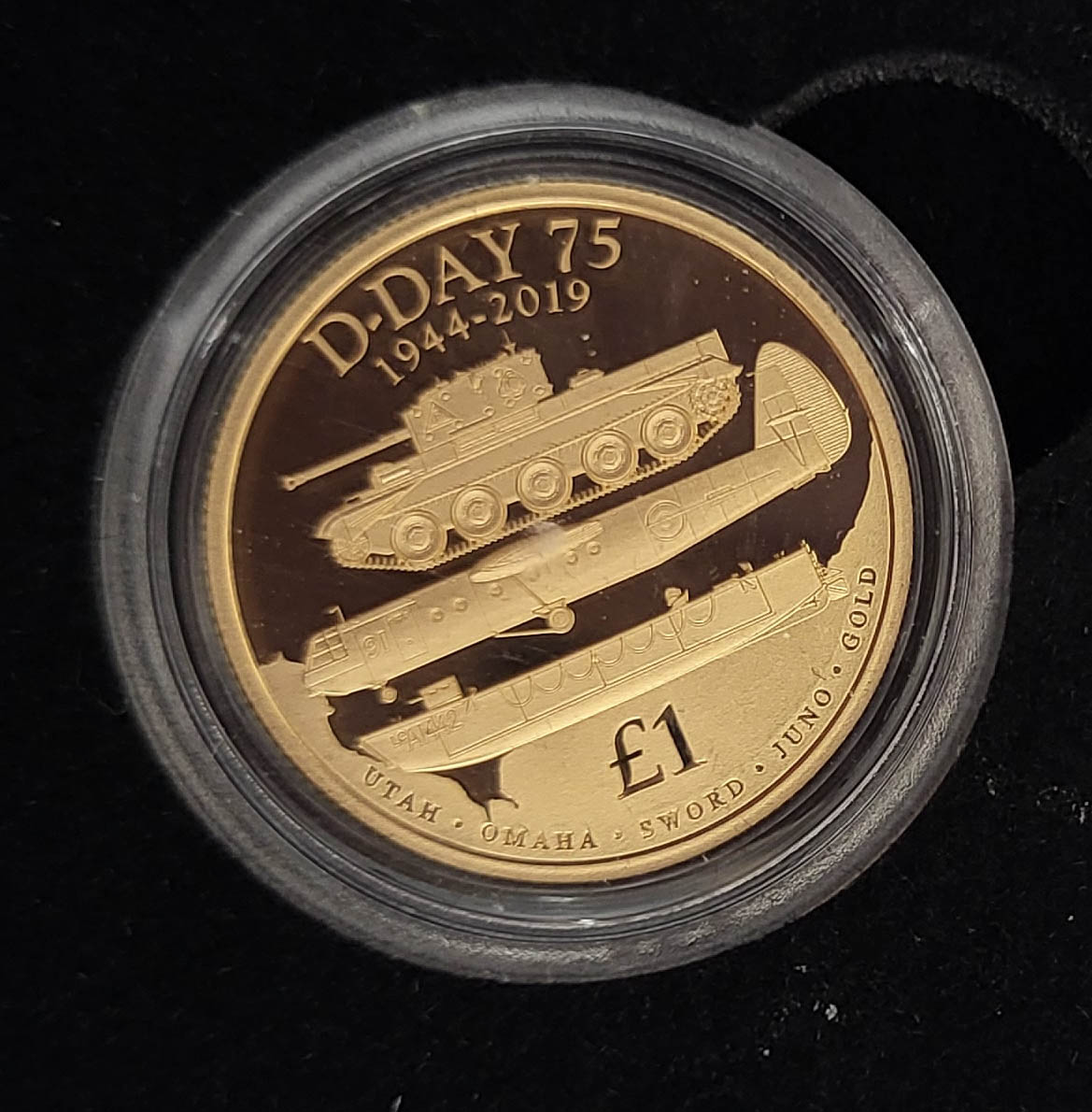 A 22CT GOLD 'D-DAY LANDINGS ' FULL SOVEREIGN PROOF COIN, DATED 2019 With Cromwell tank MK 1V, - Image 2 of 5