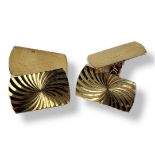 A PAIR OF VINTAGE 9CT GOLD RECTANGULAR GENT’S CUFFLINKS With spiral design. (approx 1.5cm)