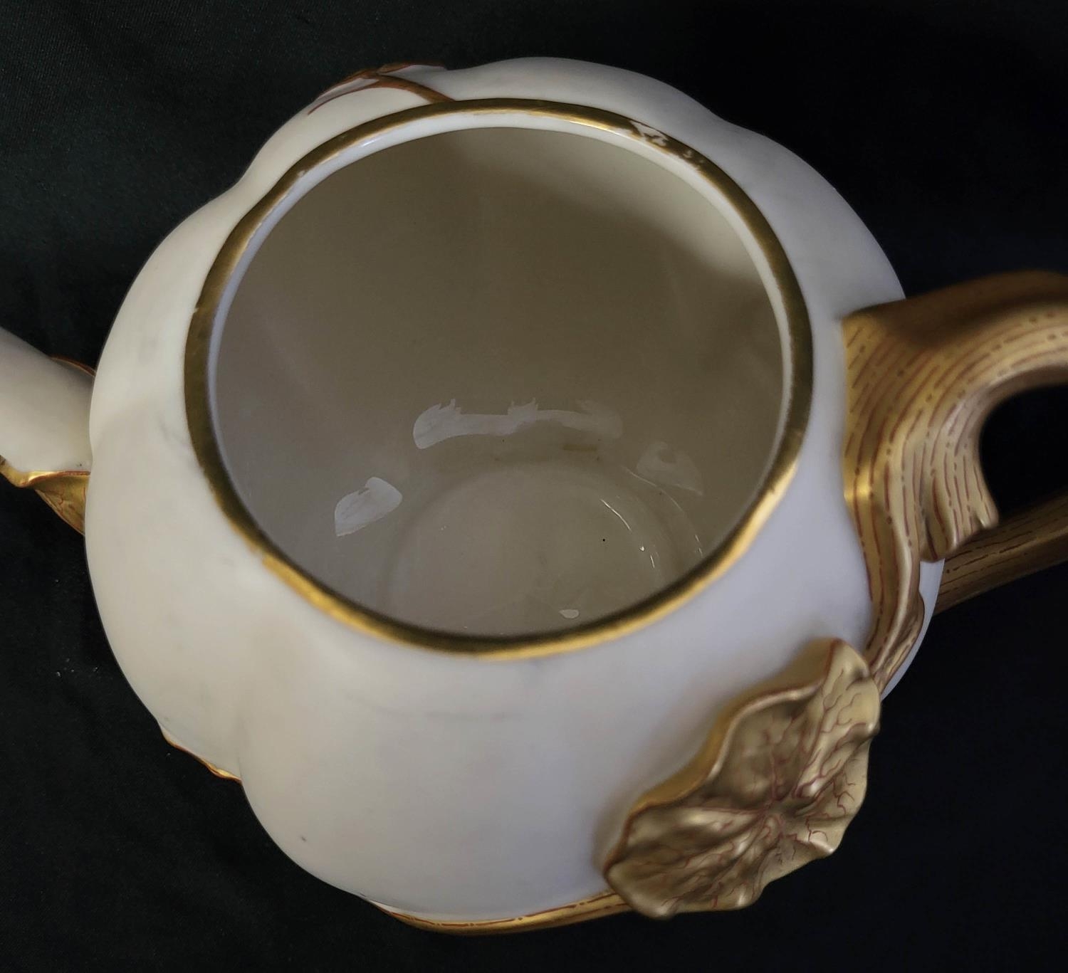 ROYAL WORCESTER, A FINE LATE 19TH CENTURY AESTHETIC MOVEMENT IVORY GLAZED LILYPAD TEAPOT The body - Image 7 of 15