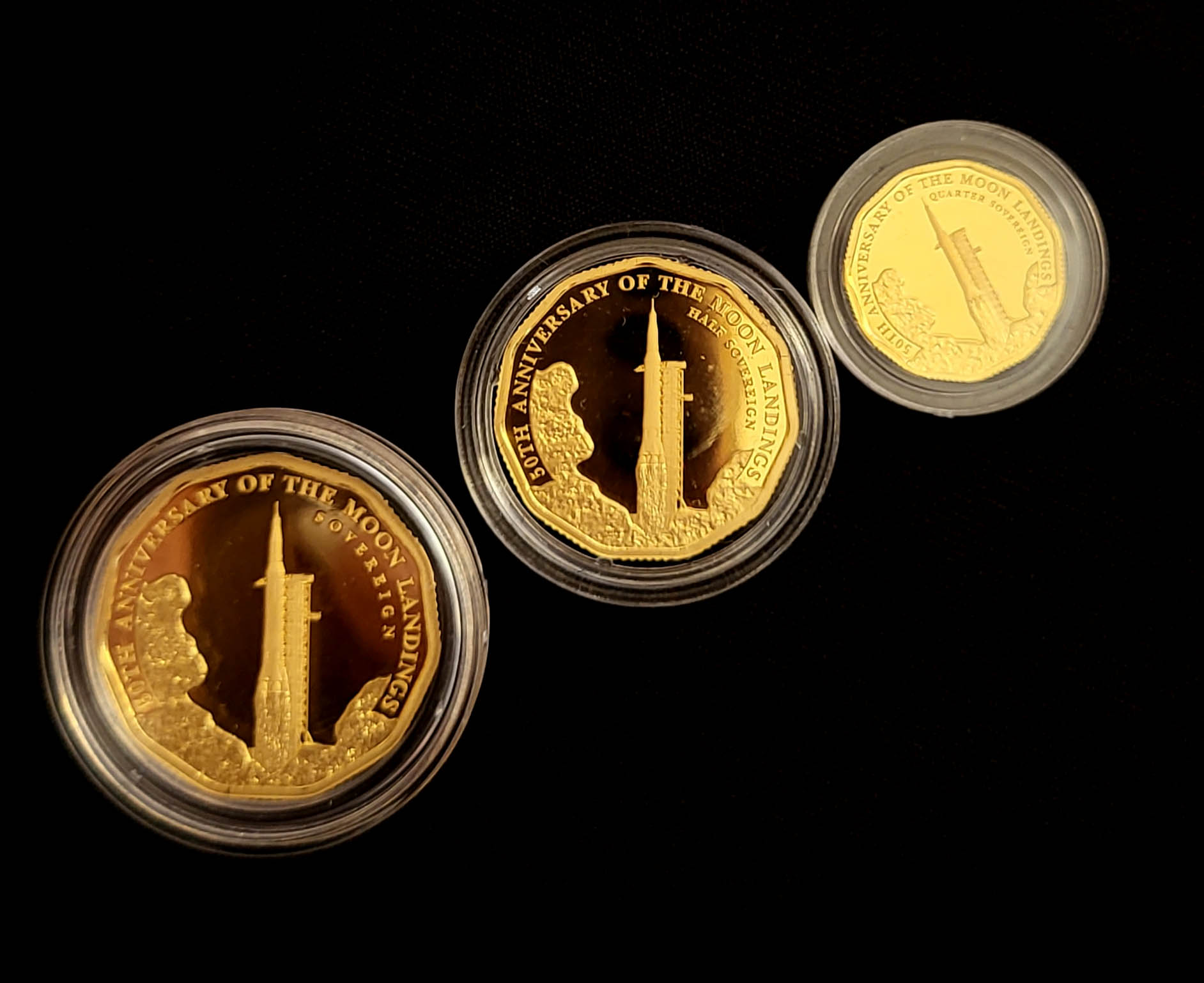 A 22CT GOLD 'MOON LANDING' COMMEMORATIVE PRESTIGE PROOF SOVEREIGN SET, ISSUED 2019 Comprising - Image 2 of 5