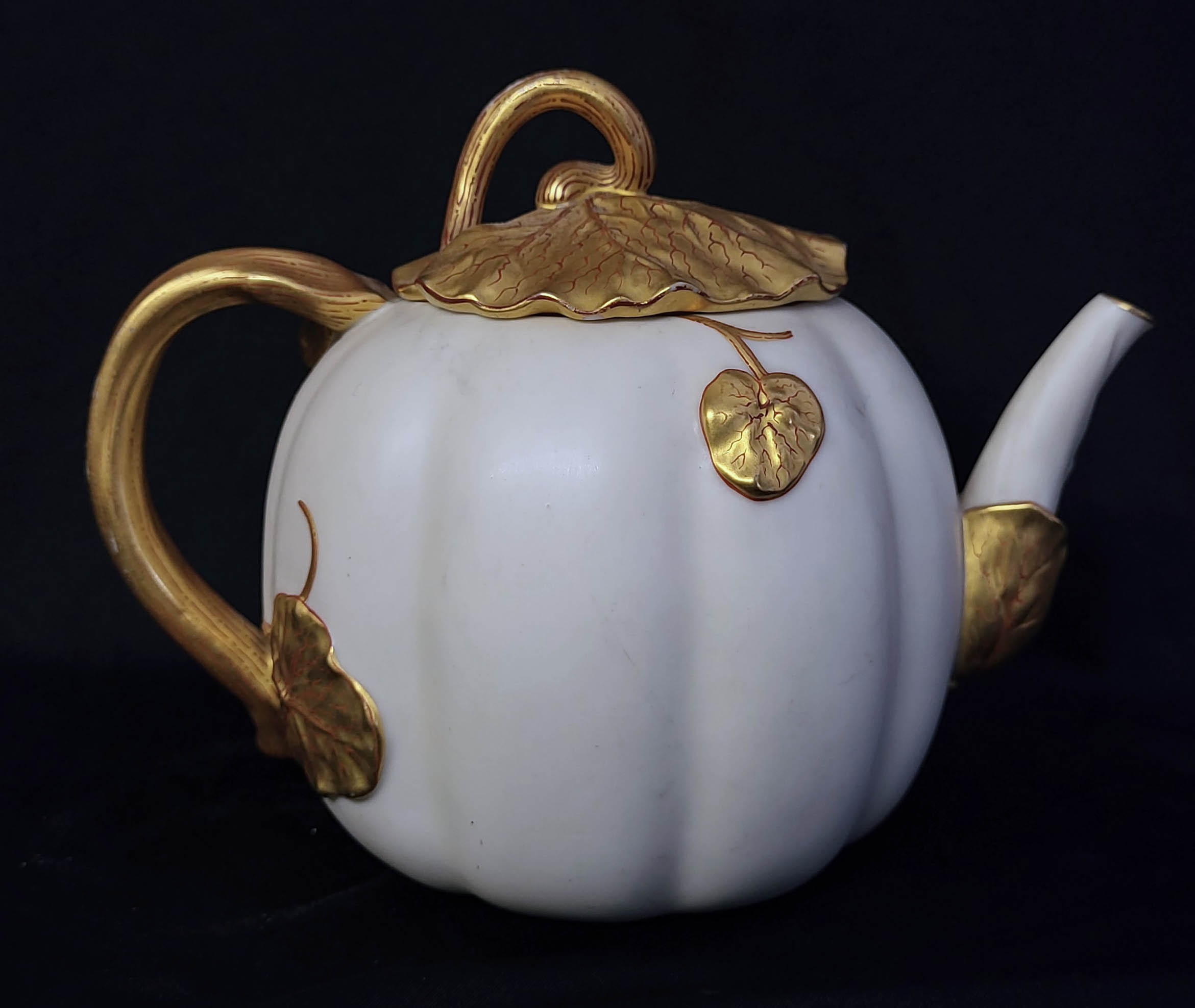 ROYAL WORCESTER, A FINE LATE 19TH CENTURY AESTHETIC MOVEMENT IVORY GLAZED LILYPAD TEAPOT The body