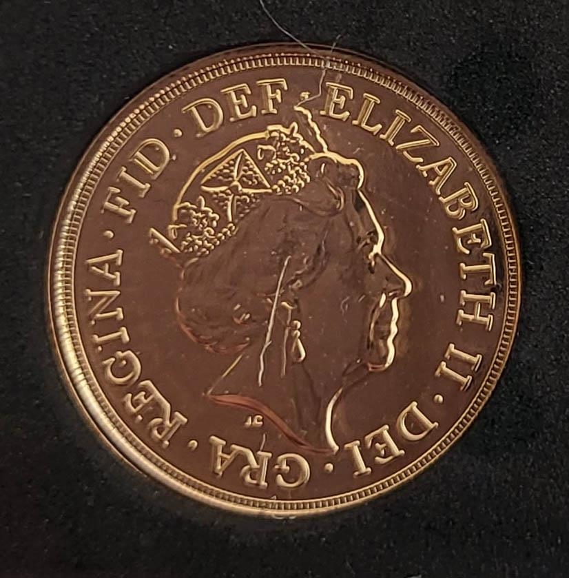 A 22CT GOLD 2019 DATESTAMP FULL SOVEREIGN COIN Bearing George and Dragon design verso, limited - Image 3 of 5