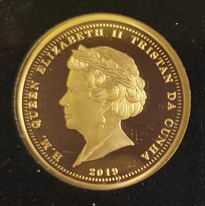 A 22CT GOLD HALF LAUREL PROOF COIN, DATED 2019 Commemorating the 400th Anniversary of The Laurel - Image 3 of 5