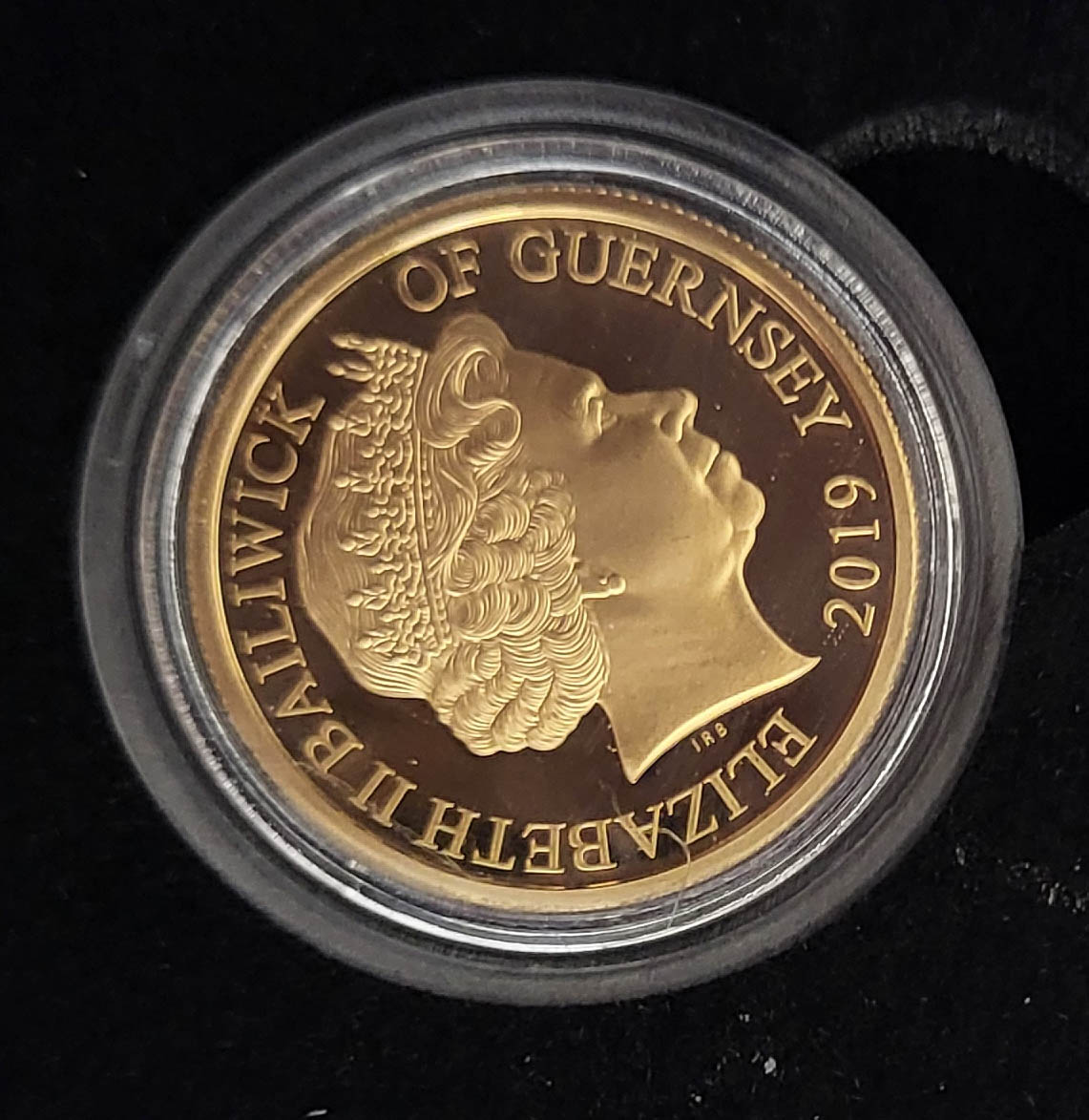 A 22CT GOLD 'D-DAY LANDINGS ' FULL SOVEREIGN PROOF COIN, DATED 2019 With Cromwell tank MK 1V, - Image 4 of 5