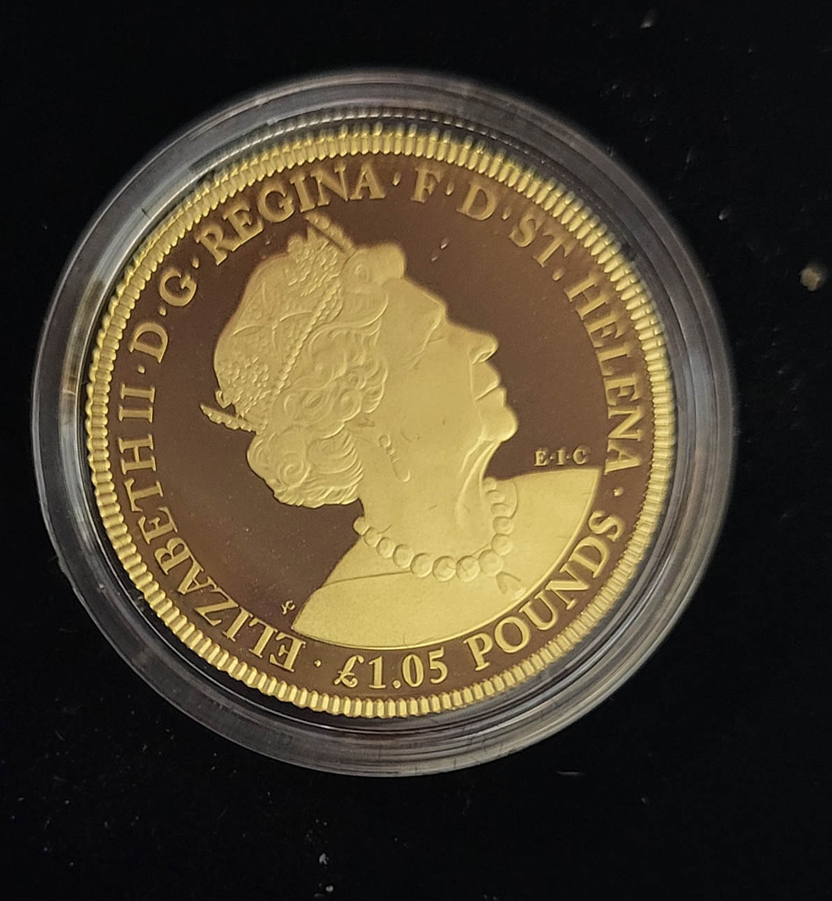 A 22CT GOLD 'EAST INDIA COMPANY' MILITARY GUINEA PROOF COIN, DATED 2020 With St. Helena coin - Image 4 of 5