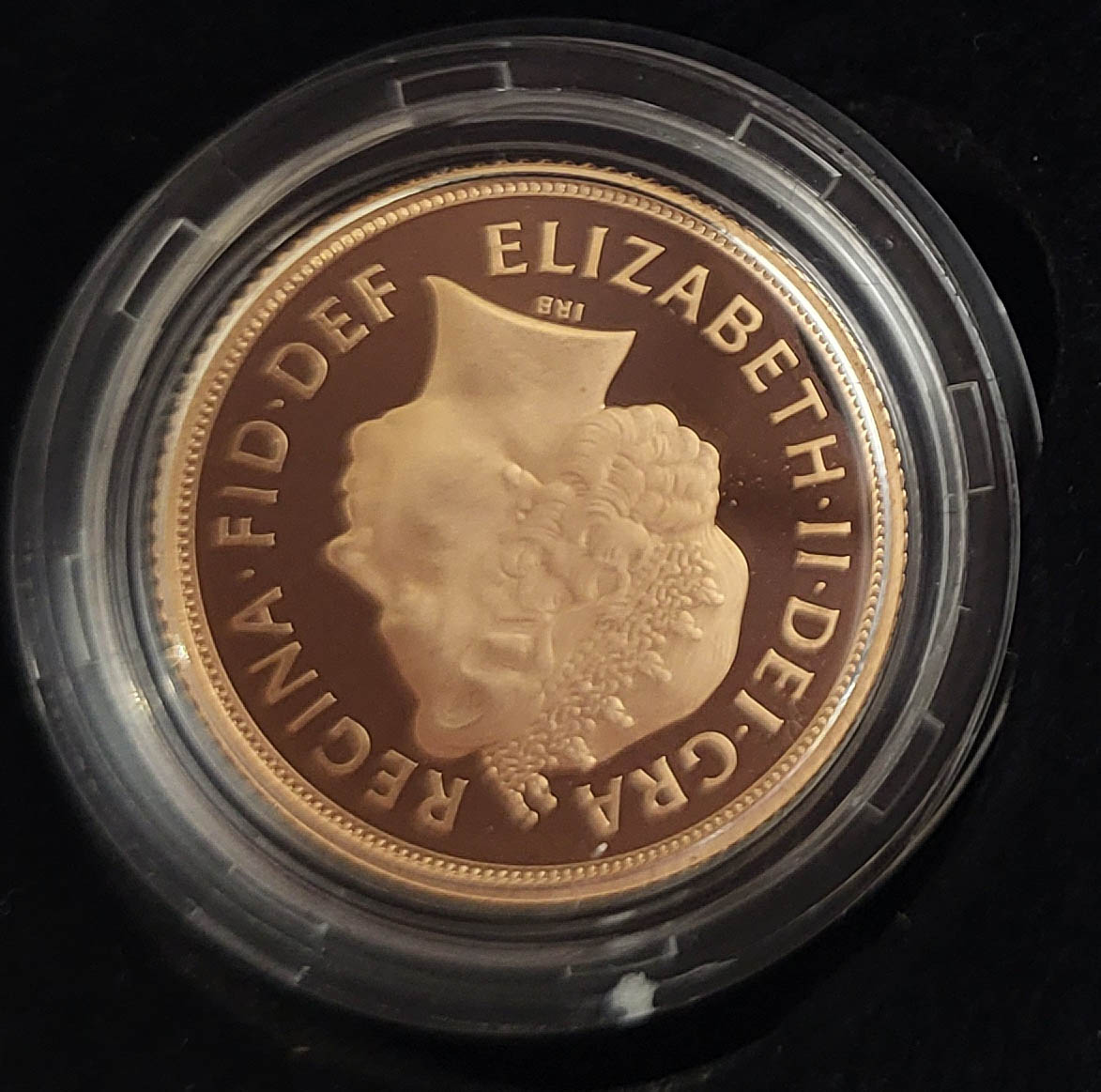 A 22CT GOLD FULL SOVEREIGN PROOF COIN, DATED 2013 With George and Dragon design to reverse, in a - Image 4 of 5