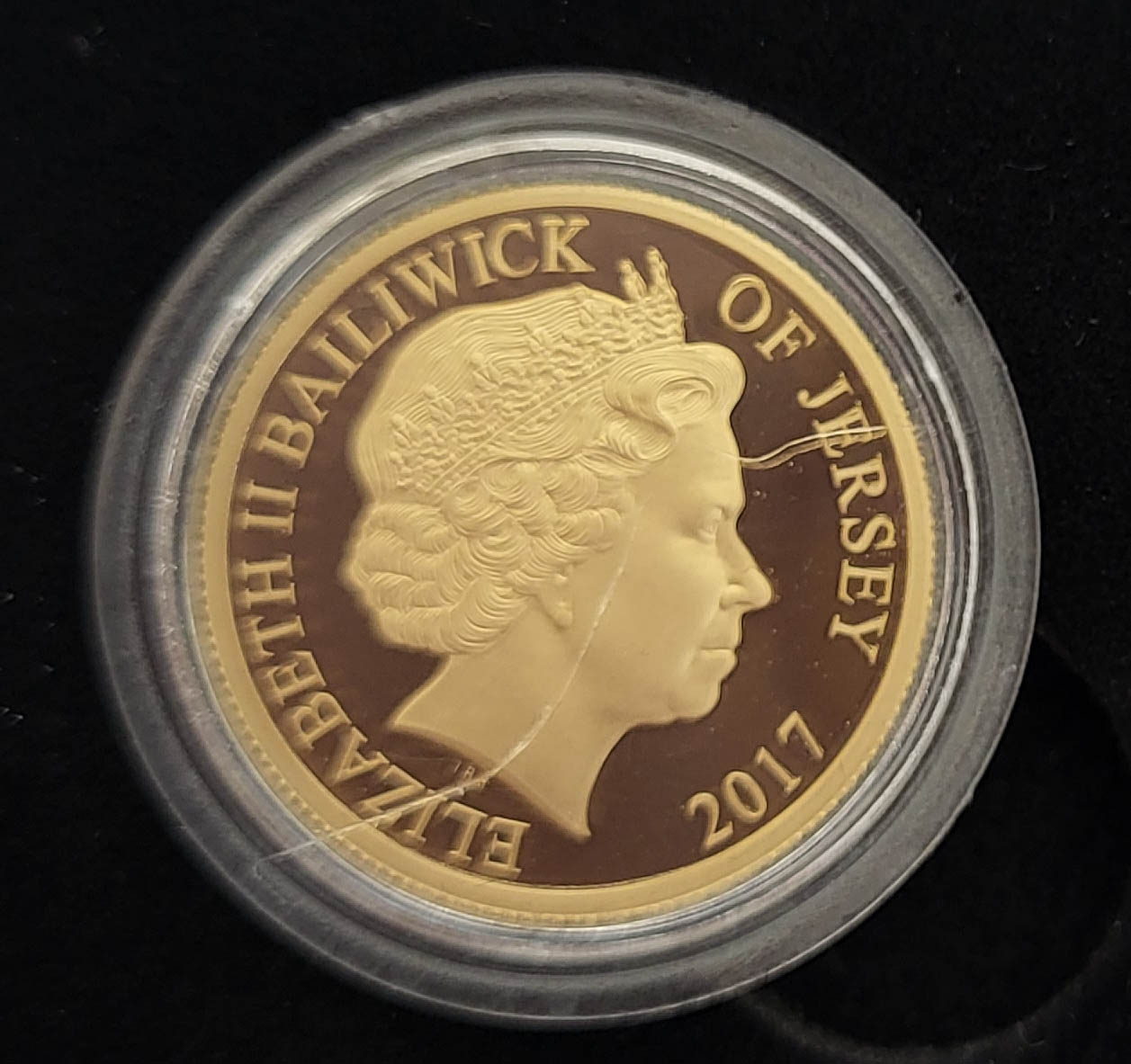 A 22CT GOLD SAPPHIRE JUBILEE ONE POUND PROOF COIN, DATED 2017 With Queen Elizabeth II portrait and - Image 4 of 5