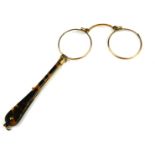 A PAIR OF EARLY 20TH CENTURY YELLOW METAL AND TORTOISESHELL LORGNETTES Having a spring mechanism and