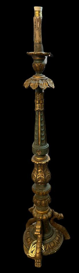 A LATE 19TH/EARLY 20TH CENTURY ITALIAN BAROQUE STYLE CARVED GILTWOOD STANDARD LAMP A tall green