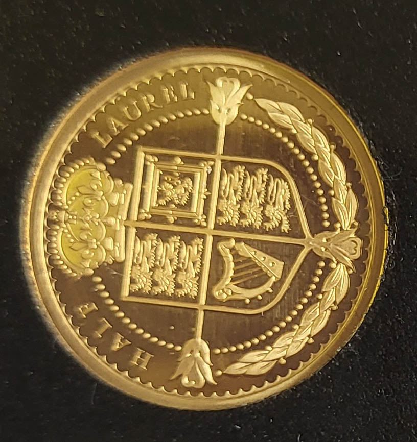 A 22CT GOLD HALF LAUREL PROOF COIN, DATED 2019 Commemorating the 400th Anniversary of The Laurel - Image 4 of 5