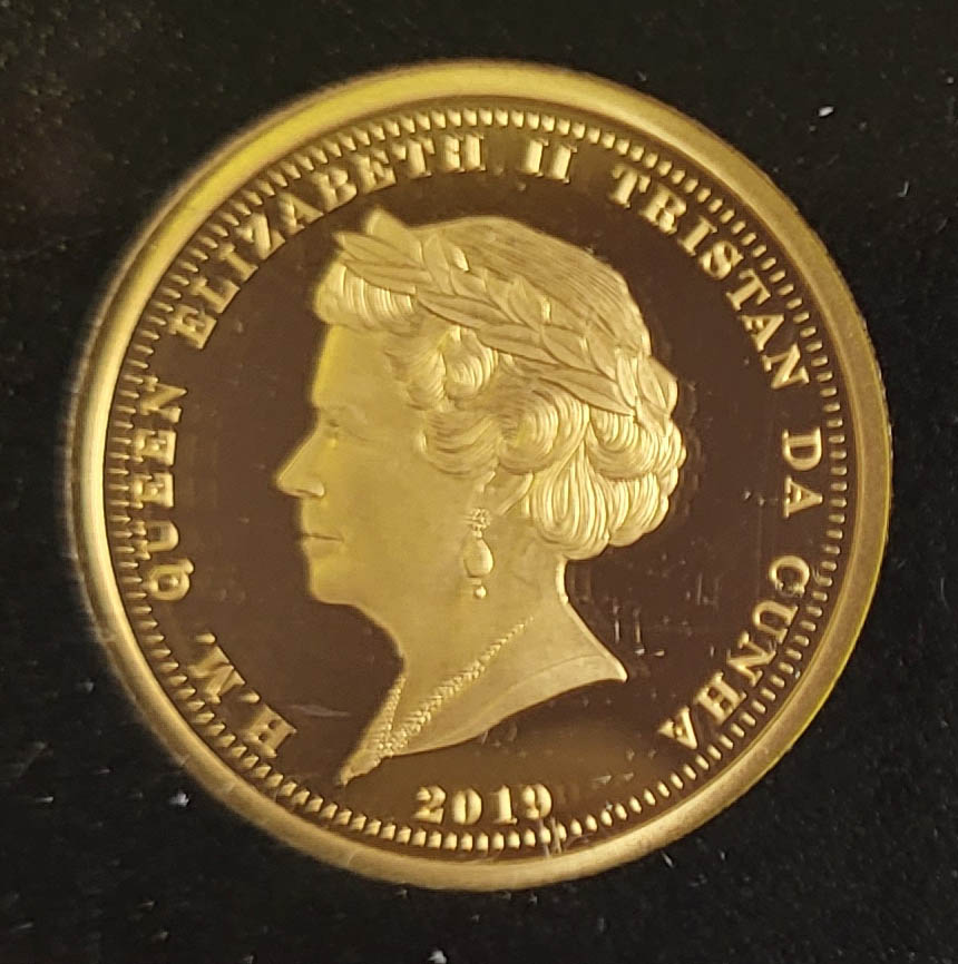 A 22CT GOLD HALF LAUREL PROOF COIN, DATED 2019 Commemorating the 400th Anniversary of The Laurel - Image 2 of 5