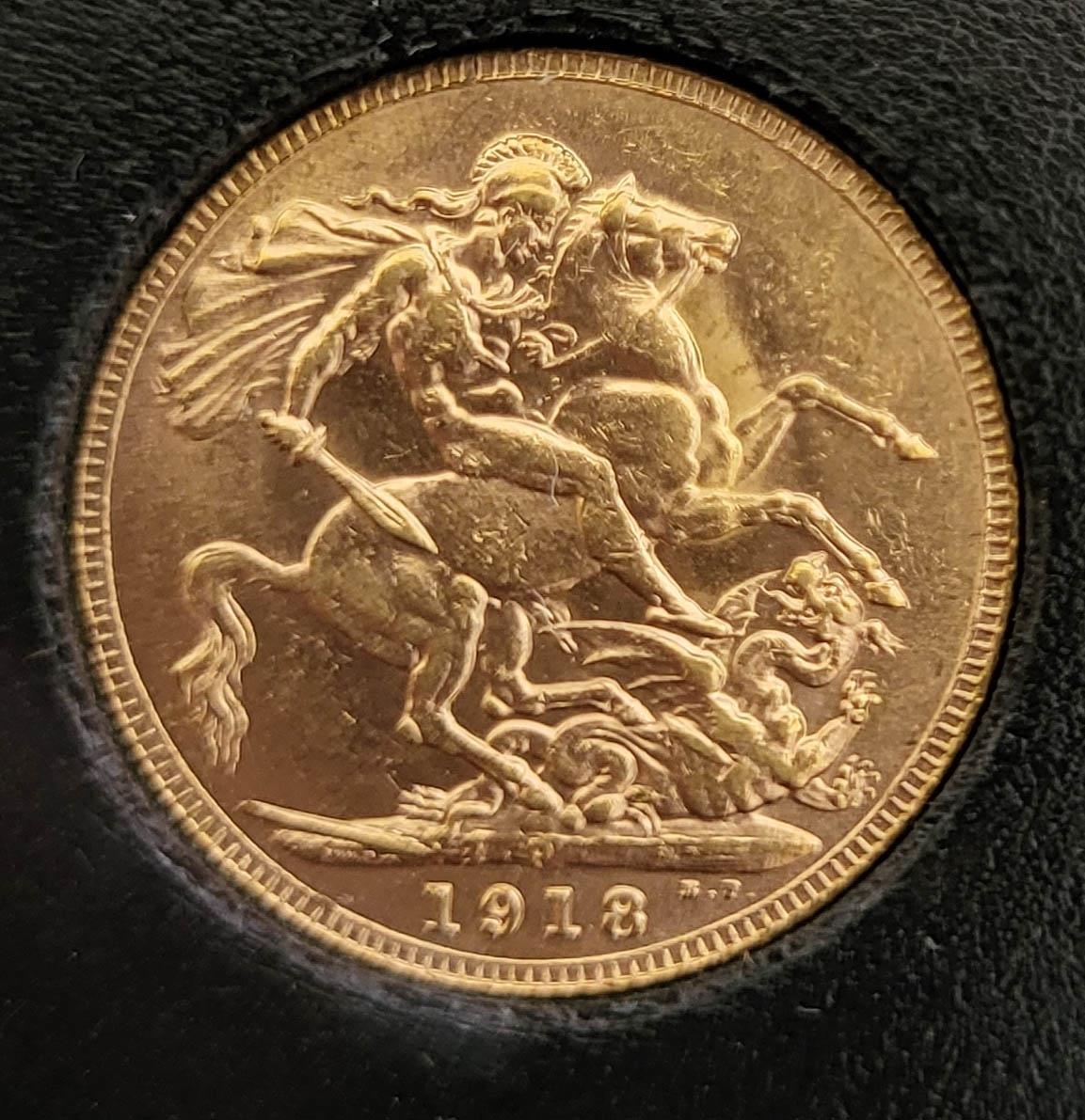 A PAIR OF WWI 22CT GOLD FULL SOVEREIGN COINS, DATED 1914 AND 1918 With George and Dragon design to - Image 7 of 9