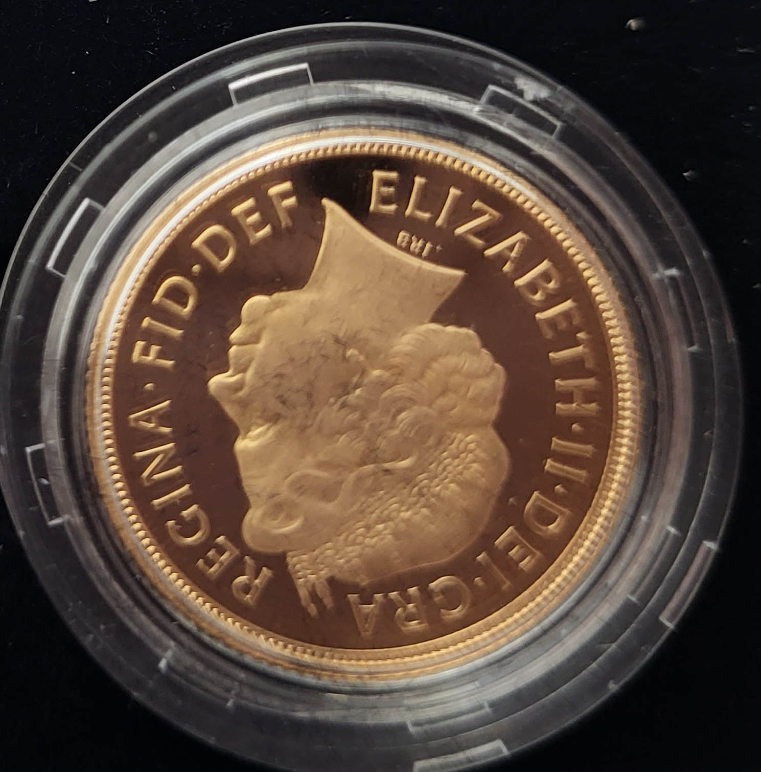 A 22CT GOLD FULL SOVEREIGN PROOF COIN, DATED 2011 With George and Dragon to reverse, in a protective - Image 4 of 5