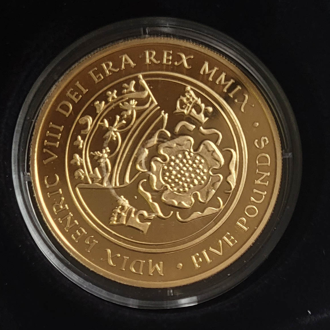 A 22CT GOLD 'DOUBLE ROSE' FIVE POUND PROOF COIN, DATED 2009 Titled 'Henry VIII 500th Anniversary - Image 2 of 5