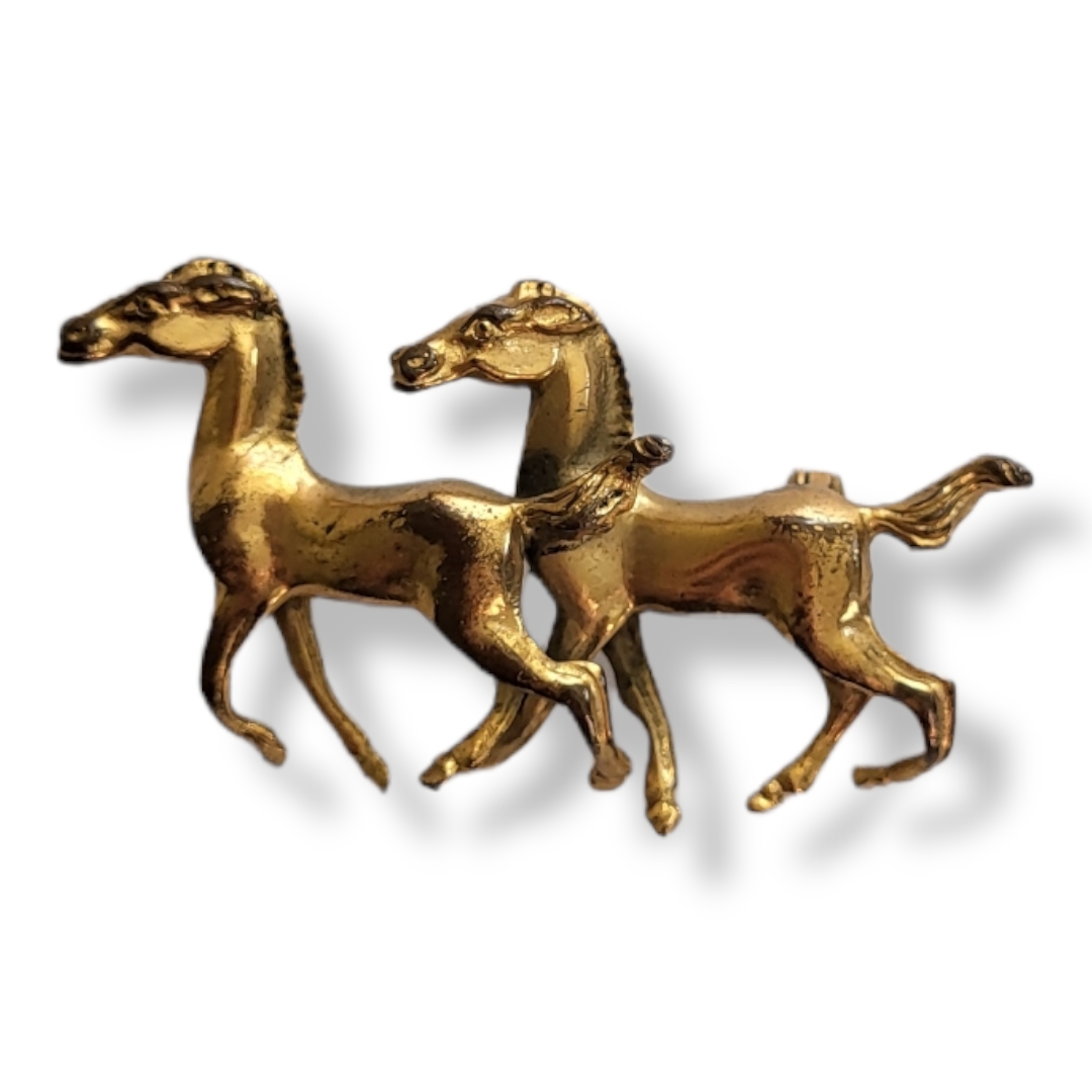 A VINTAGE YELLOW METAL EQUESTRIAN BROOCH Two horseman standing pose. (approx 4.5cm) Condition: good