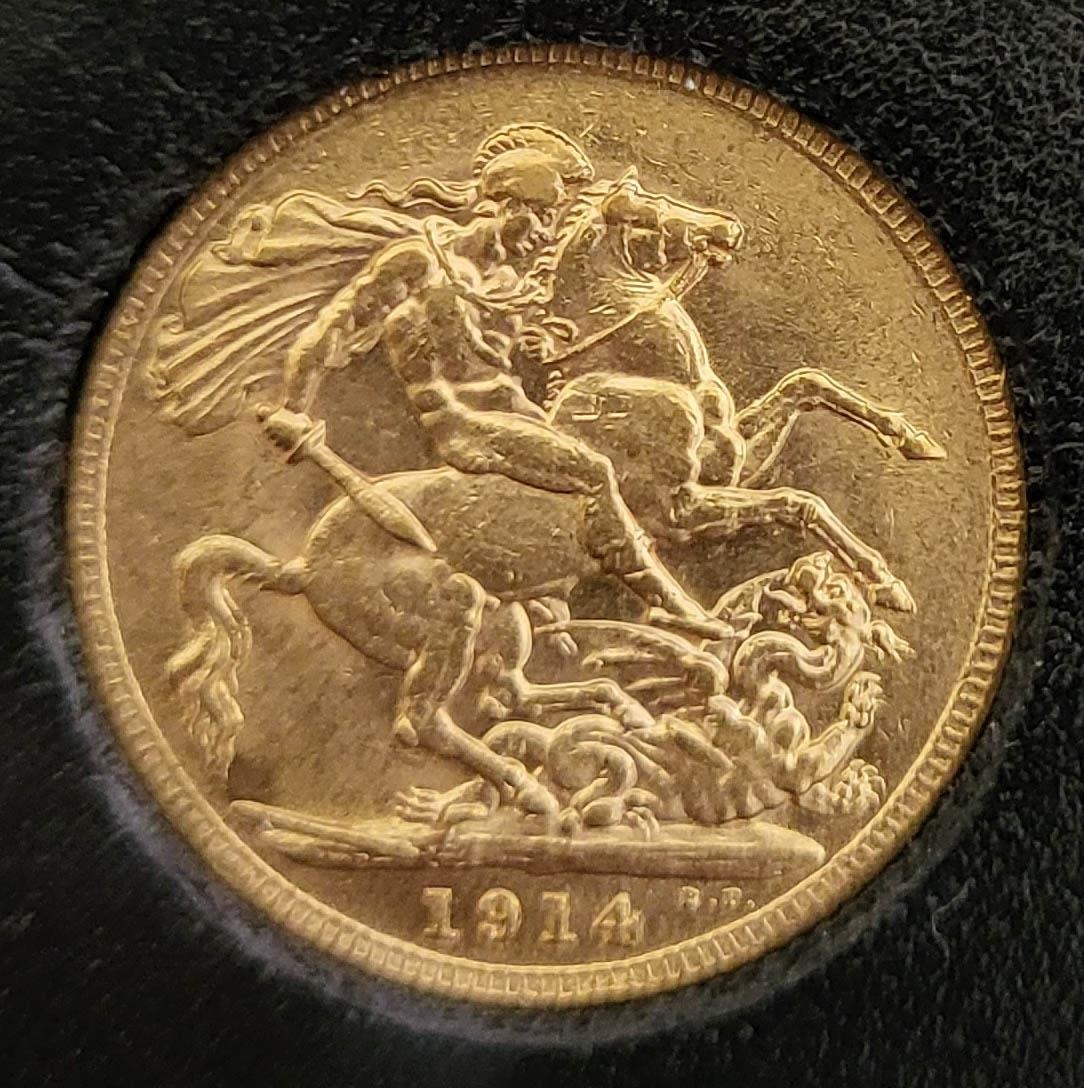 A PAIR OF WWI 22CT GOLD FULL SOVEREIGN COINS, DATED 1914 AND 1918 With George and Dragon design to - Image 3 of 9