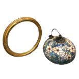 A TIFFANY STYLE GLASS CEILING LAMP SHADE AND GILDED CIRCULAR MIRROR HAVING BEVELLED GLASS.