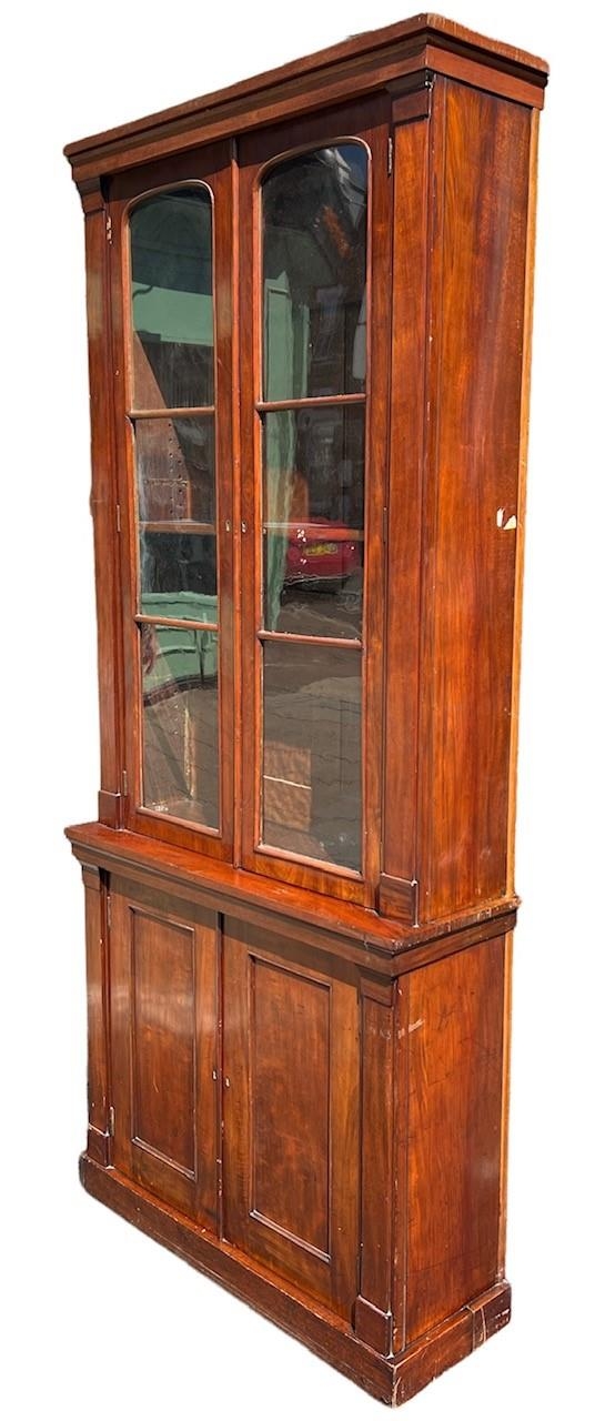 AN EARLY 19TH CENTURY MAHOGANY GLAZED BOOKCASE With shelf interior above a pair of panelled doors - Image 3 of 3