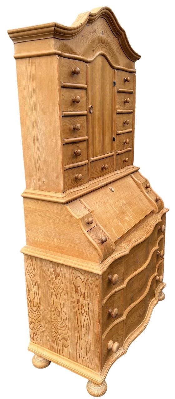 AN 18TH CENTURY DUTCH STYLE STRIPED PINE SERPENTINE FRONT BUREAU CABINET The shaped cornice above - Image 3 of 4