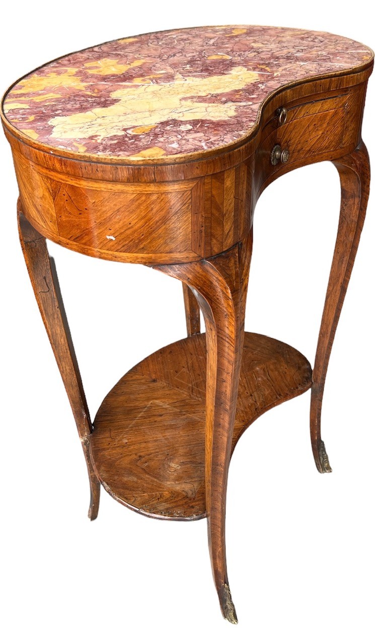 AN 18TH CENTURY FRENCH KIDNEY SHAPED SIDE TABLE The rouge inset top above slide and drawers, on - Image 3 of 4