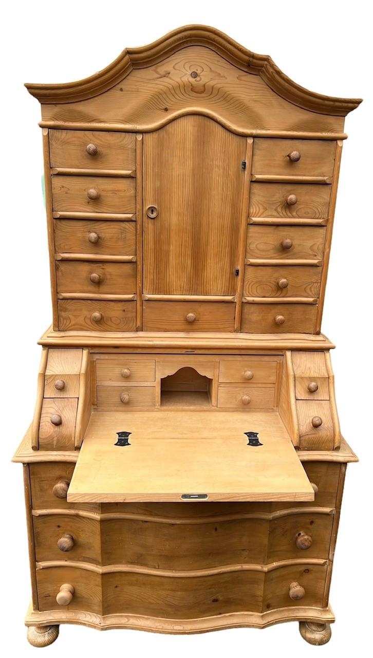 AN 18TH CENTURY DUTCH STYLE STRIPED PINE SERPENTINE FRONT BUREAU CABINET The shaped cornice above - Image 4 of 4