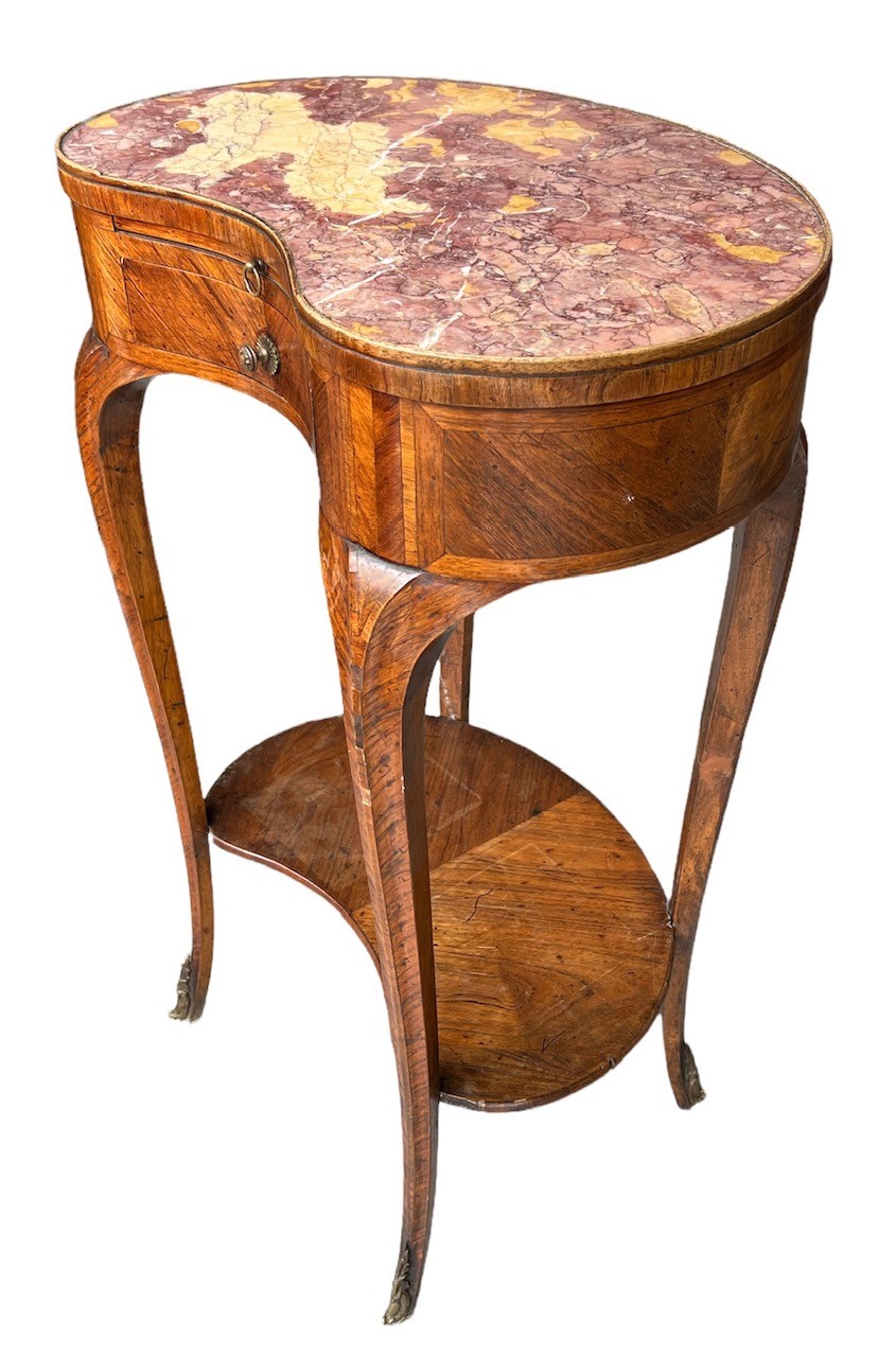 AN 18TH CENTURY FRENCH KIDNEY SHAPED SIDE TABLE The rouge inset top above slide and drawers, on - Image 2 of 4