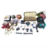 A COLLECTION OF COSTUME JEWELLERY TO INCLUDE A SILVER ART NOUVEAU BRACELET, SILVER CURB LINK