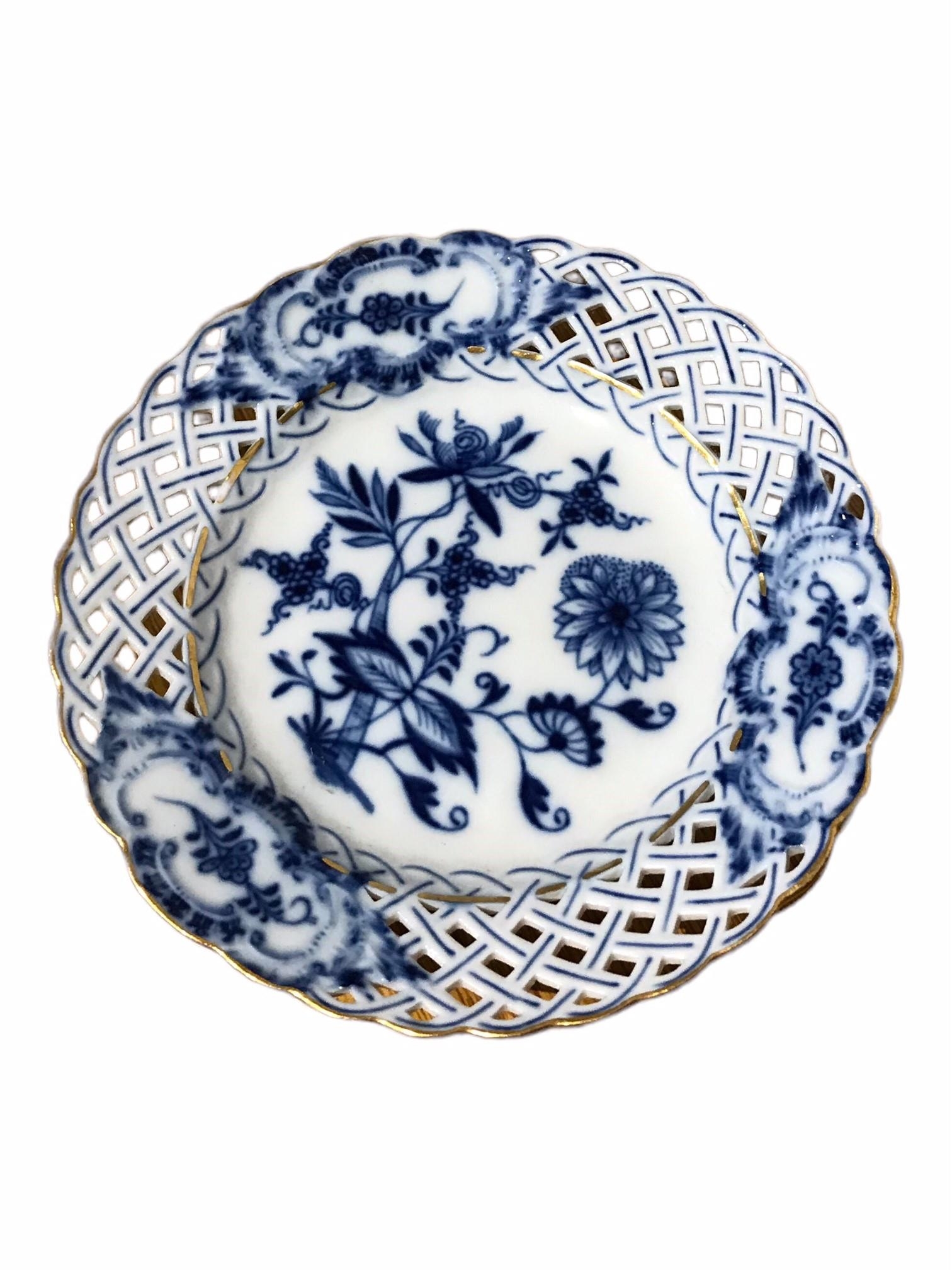 A COLLECTION OF 19TH CENTURY AND LATER BLUE AND WHITE MEISSEN PLATTERS, TEAPOT, PLATE, FUNNEL ETC - Bild 10 aus 11