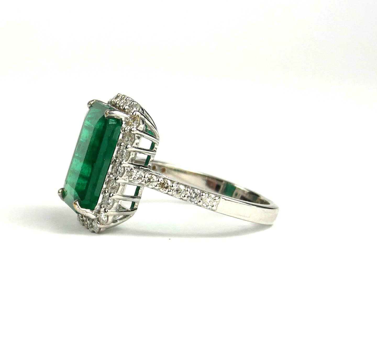 AN 18CT WHITE GOLD LARGE EMERALD CUT EMERALD AND ROUND BRILLIANT CUT DIAMOND CLUSTER RING with - Image 2 of 3