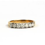 AN 18CT YELLOW AND WHITE GOLD SEVEN STONE DIAMOND RING. (0.50ct)
