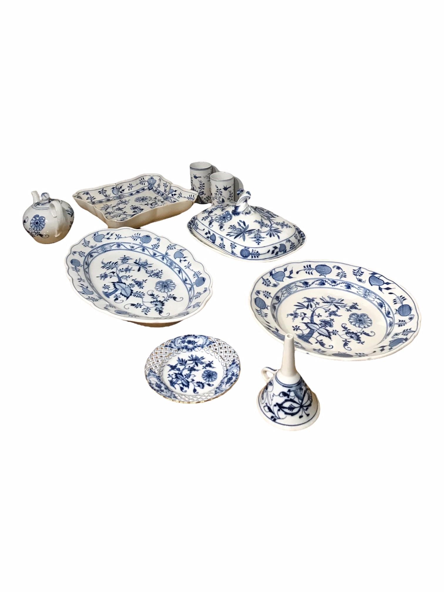 A COLLECTION OF 19TH CENTURY AND LATER BLUE AND WHITE MEISSEN PLATTERS, TEAPOT, PLATE, FUNNEL ETC - Bild 2 aus 11