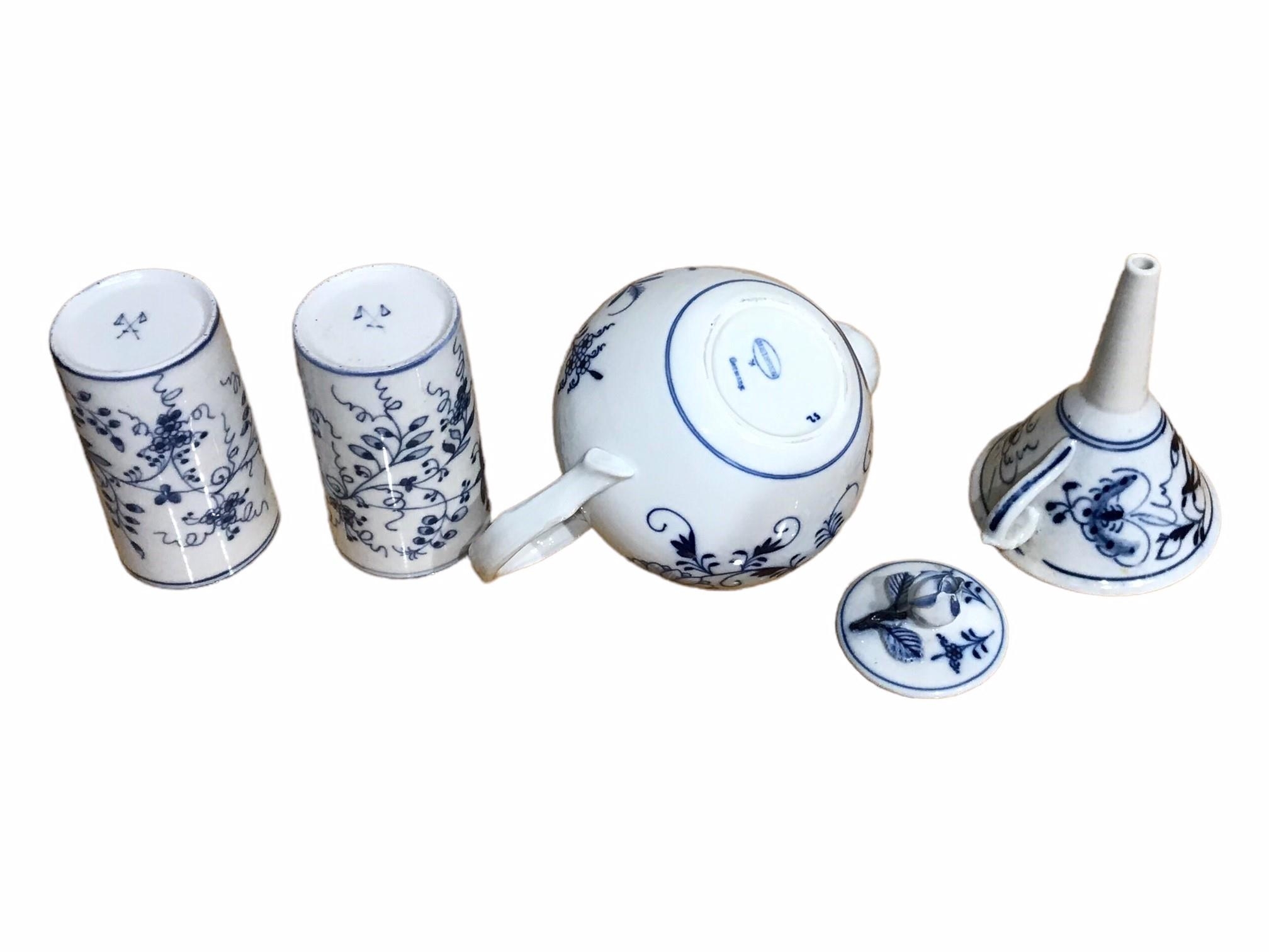 A COLLECTION OF 19TH CENTURY AND LATER BLUE AND WHITE MEISSEN PLATTERS, TEAPOT, PLATE, FUNNEL ETC - Bild 9 aus 11