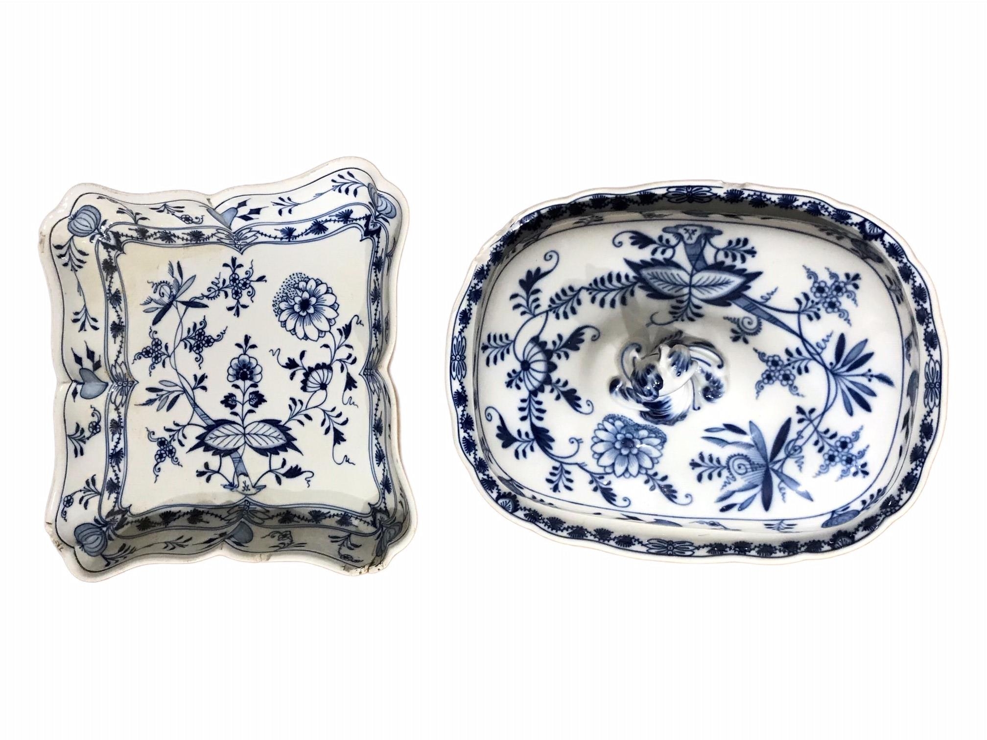 A COLLECTION OF 19TH CENTURY AND LATER BLUE AND WHITE MEISSEN PLATTERS, TEAPOT, PLATE, FUNNEL ETC - Bild 4 aus 11