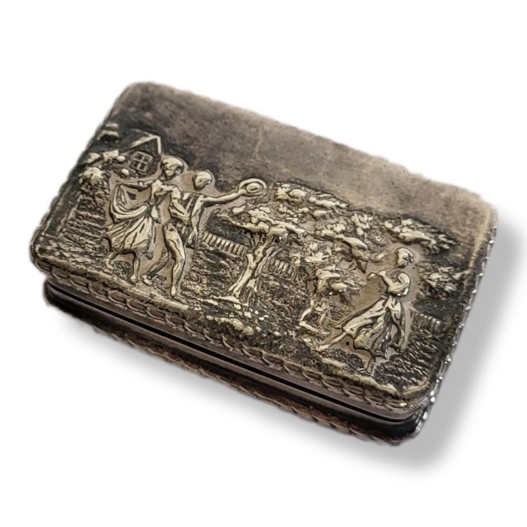 A VINTAGE SILVER FIGURAL RECTANGULAR SNUFF BOX With embossed rustic scene to lid, hallmarked ‘ - Image 3 of 7