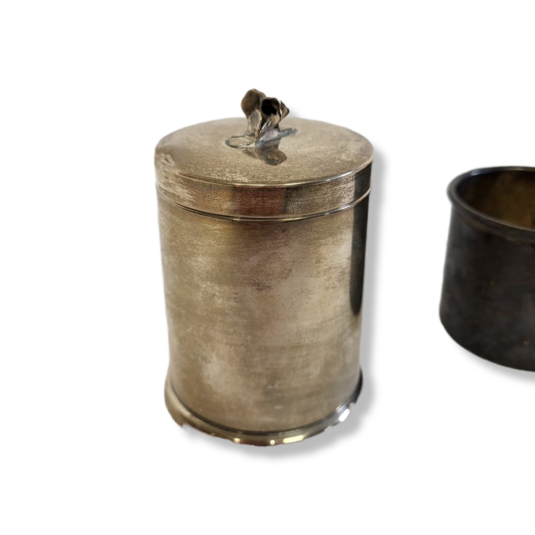 A VINTAGE AMERICAN STERLING SILVER CYLINDRICAL BOX AND COVER With floral finial, together with a - Image 2 of 3