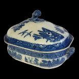 STAFFORDSHIRE, A LATE 18TH/EARLY 19TH CENTURY PEARLWARE BLUE AND WHITE TUREEN AND COVER, CIRCA