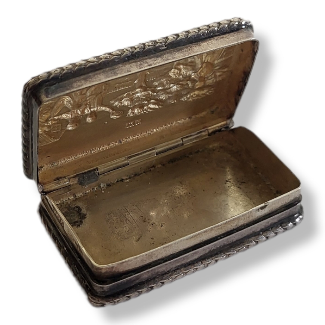 A VINTAGE SILVER FIGURAL RECTANGULAR SNUFF BOX With embossed rustic scene to lid, hallmarked ‘ - Image 4 of 7