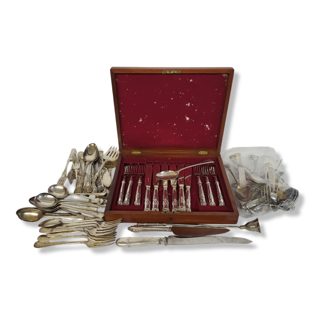 A SET OF EARLY 20TH CENTURY SILVER PLATED 'QUEENS PATTERN' CUTLERY Comprising a boxed set of six