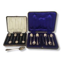 A CASED SET OF SIX LATE EDWARDIAN HALLMARKED SILVER TEASPOONS AND MATCHING SUGAR TONGS Sheffield,