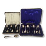 A CASED SET OF SIX LATE EDWARDIAN HALLMARKED SILVER TEASPOONS AND MATCHING SUGAR TONGS Sheffield,