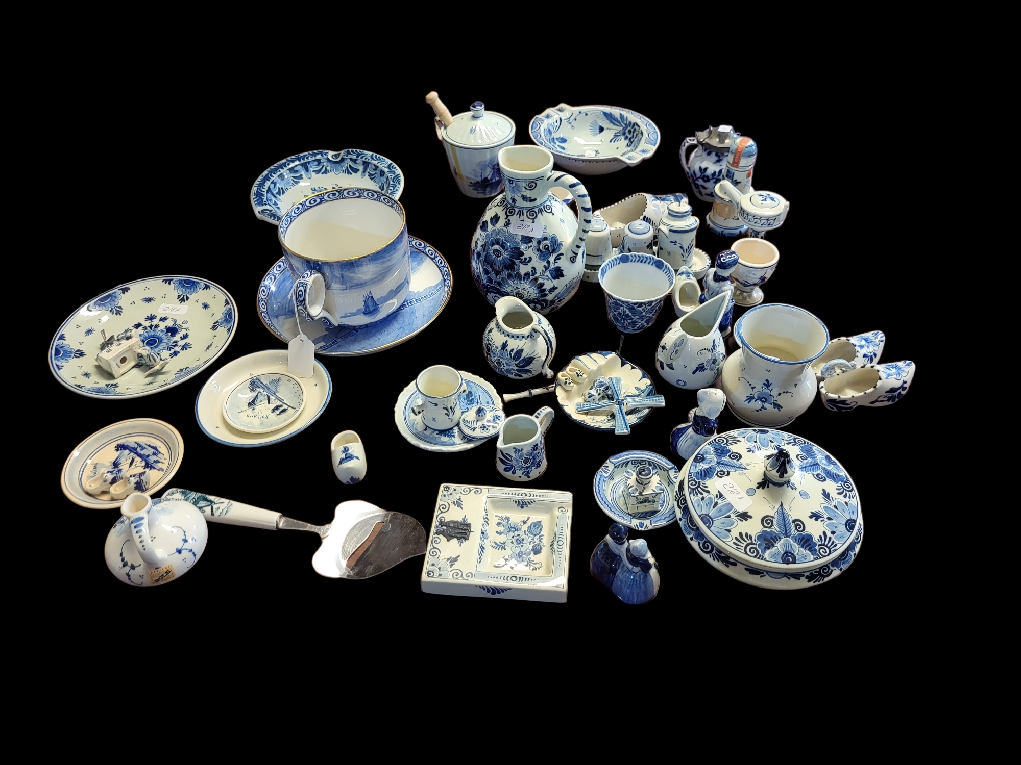 A MIXED COLLECTION OF MID 20TH CENTURY DUTCH DELFT POTTERY NOVELTY ...