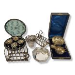 A COLLECTION OF EARLY 20TH CENTURY SILVER PLATED WARE Comprising a cased sugar basin and cream
