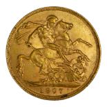 AN EDWARDIAN 22CT GOLD SOVEREIGN COIN, DATED 1907 With King Edward VII bust and George and Dragon to