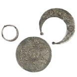 THREE LATE 19TH/EARLY 20TH CENTURY TUNISIAN SILVER OBJECTS TO INCLUDE A FIBULA, PIERCED SILVER