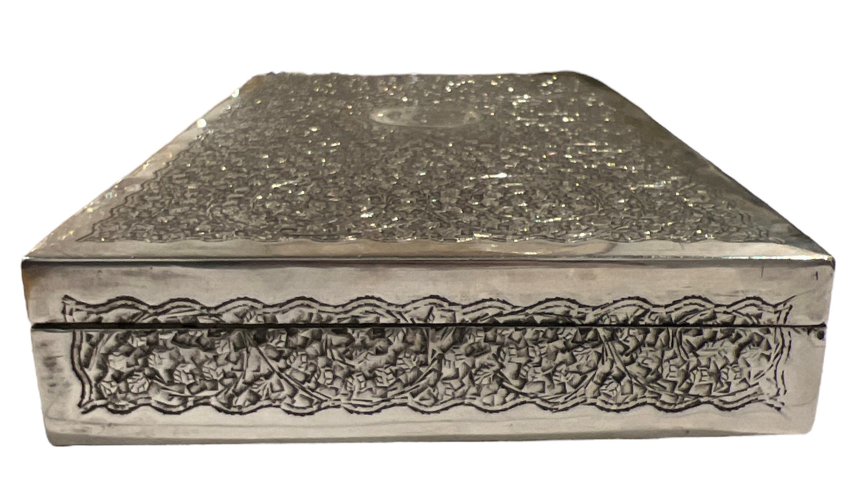 AN EARLY 20TH CENTURY ISLAMIC SILVER CIGARETTE BOX Having engraved cartouche with star inside semi- - Image 4 of 5