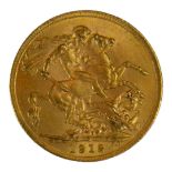 AN EARLY 20TH CENTURY 22CT GOLD SOVEREIGN COIN, DATED 1913 With King George V bust and George and