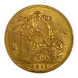 AN EARLY 20TH CENTURY 22CT GOLD SOVEREIGN COIN, DATED 1911 With King George V bust and George and